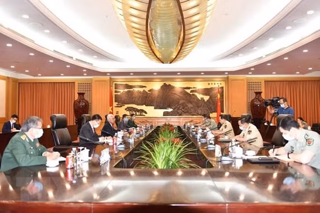 越南驻中国大使范星梅会见中国国务委员兼国防部长魏凤和 ảnh 1