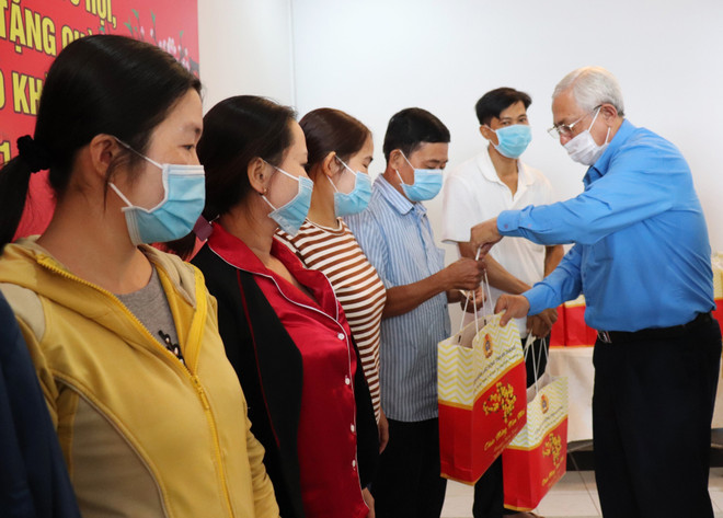 同塔、安江等省向劳动者发放春节慰问品 ảnh 1 同塔、安江等省向劳动者发放春节慰问品 ảnh 1