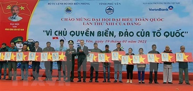 向渔民赠送国旗 激励渔民安心出海作业捍卫祖国海洋主权 ảnh 1 向渔民赠送国旗 激励渔民安心出海作业捍卫祖国海洋主权 ảnh 1