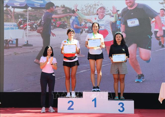 近400名运动员参加在平顺省举行的美奈沙丘马拉松越野赛 ảnh 2