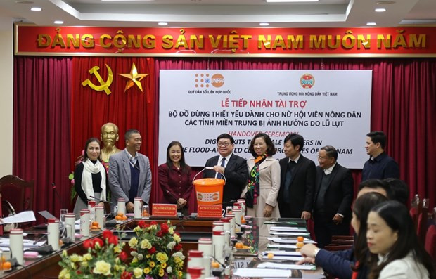 UNFPA向中部灾区5省妇女、女童捐赠急救用品7000套 ảnh 1 UNFPA向中部灾区5省妇女、女童捐赠急救用品7000套 ảnh 1