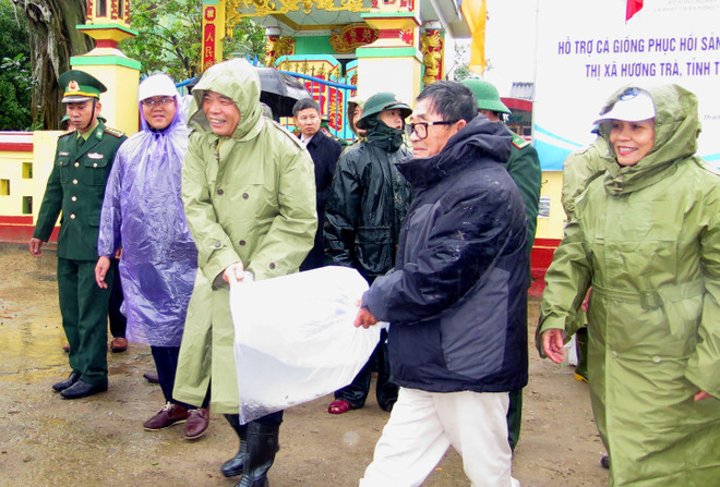 农业与农村发展部部长阮春强看望慰问受灾害影响的民众 ảnh 2 农业与农村发展部部长阮春强看望慰问受灾害影响的民众 ảnh 2