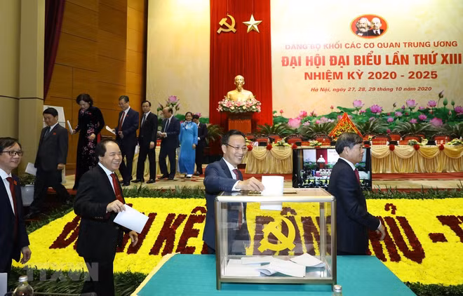 越南干部选拔任用工作一向得到党的高度重视并实现新作为 ảnh 1