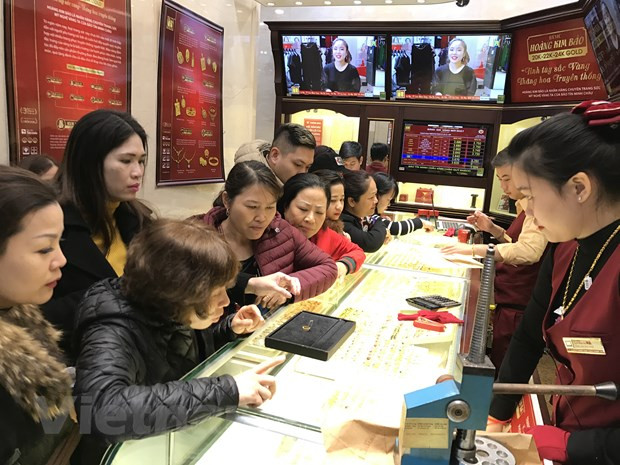 13日上午越南国内市场黄金价格每两超过5600万越盾 ảnh 1