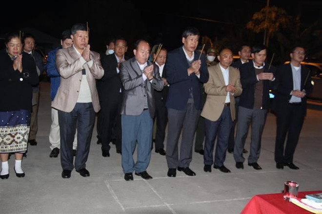 将在老挝牺牲的14名越南专家和志愿者的遗骸送回国安葬 ảnh 1