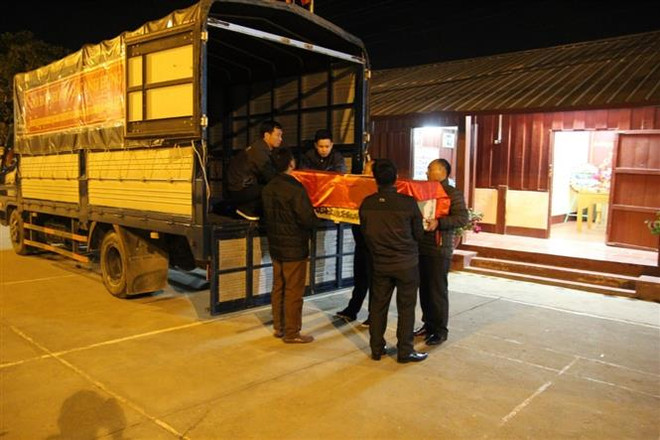 将在老挝牺牲的14名越南专家和志愿者的遗骸送回国安葬 ảnh 2