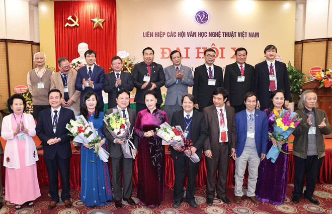 越南国会主席阮氏金银出席越南文学艺术协会联合会全国代表大会 ảnh 2 越南国会主席阮氏金银出席越南文学艺术协会联合会全国代表大会 ảnh 2