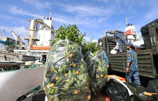 海军第四军区司令部给长沙岛县送去春节礼物 ảnh 1 海军第四军区司令部给长沙岛县送去春节礼物 ảnh 1