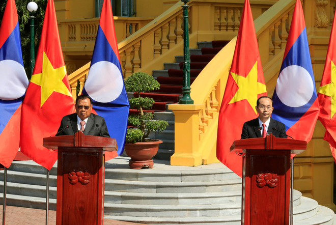 越老两国领导召开记者会 宣布2017年越老友好团结年圆满结束 ảnh 1