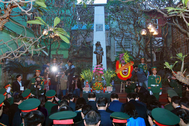 河内市领导敬香缅怀1972年12月河内B52轰炸中的死难者 ảnh 2