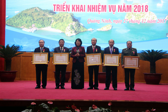 越南国家副主席邓氏玉盛:将竞赛奖励工作与中央各项决议和指示相结合 ảnh 2 越南国家副主席邓氏玉盛:将竞赛奖励工作与中央各项决议和指示相结合 ảnh 2