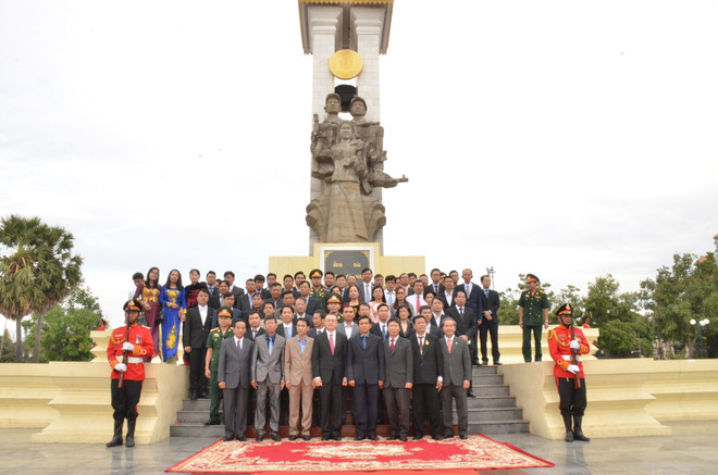 越柬建交50周年:越南代表团在越柬友谊纪念碑前敬香 ảnh 1 越柬建交50周年:越南代表团在越柬友谊纪念碑前敬香 ảnh 1