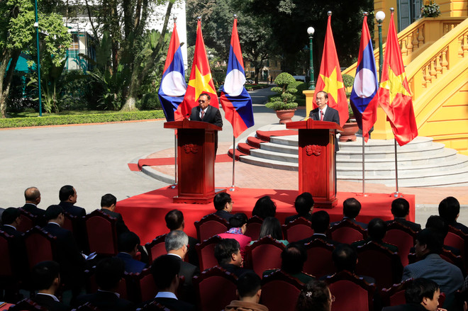 越老两国领导召开记者会 宣布2017年越老友好团结年圆满结束 ảnh 2