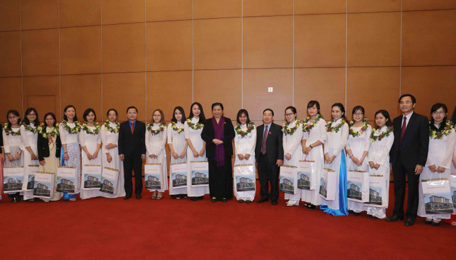 国会副主席丛氏放会见2017年青年科技人才金球奖获奖者及2017年技术领域模范女生 ảnh 2 国会副主席丛氏放会见2017年青年科技人才金球奖获奖者及2017年技术领域模范女生 ảnh 2
