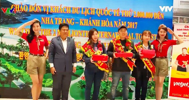 庆和省喜迎2017年第200万名国际游客 ảnh 1 庆和省喜迎2017年第200万名国际游客 ảnh 1