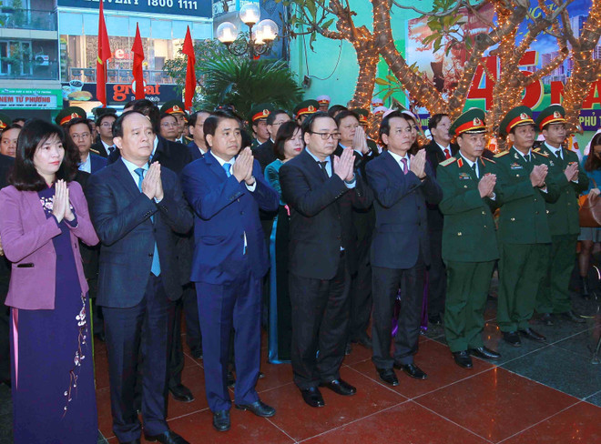 河内市领导敬香缅怀1972年12月河内B52轰炸中的死难者 ảnh 1