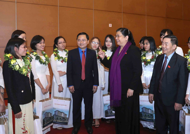 国会副主席丛氏放会见2017年青年科技人才金球奖获奖者及2017年技术领域模范女生 ảnh 1 国会副主席丛氏放会见2017年青年科技人才金球奖获奖者及2017年技术领域模范女生 ảnh 1