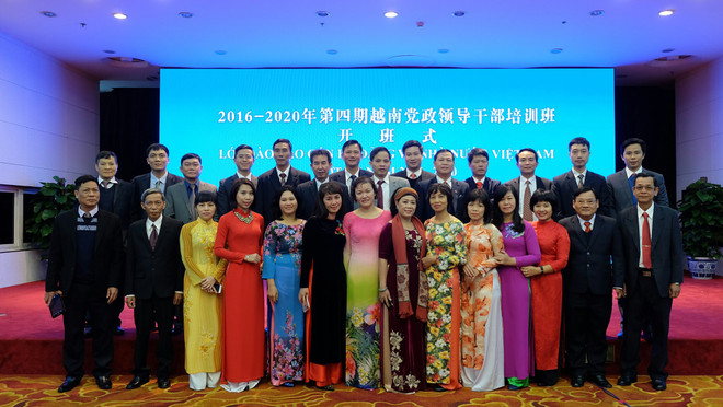 越中两党党政干部培训合作进一步深化两党友谊 ảnh 1 越中两党党政干部培训合作进一步深化两党友谊 ảnh 1