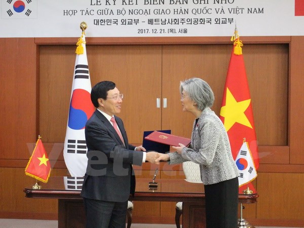 政府副总理兼外长范平明会见韩国总统和总理 同韩国外长举行会谈 ảnh 4 政府副总理兼外长范平明会见韩国总统和总理 同韩国外长举行会谈 ảnh 4