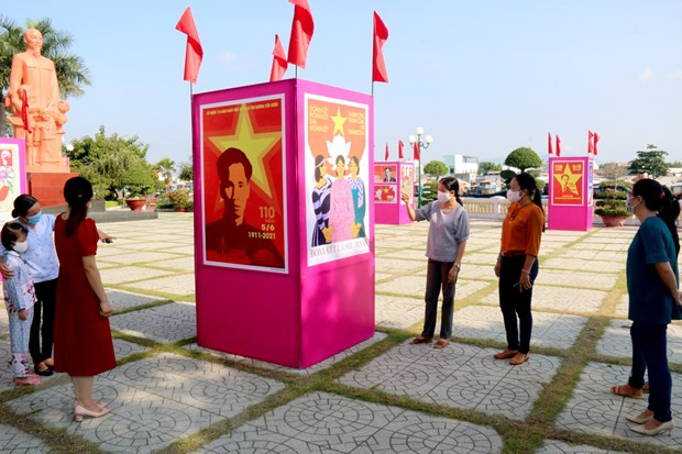 纪念胡伯伯出国寻找救国之路110周年的海报展在平顺省举行 ảnh 1 纪念胡伯伯出国寻找救国之路110周年的海报展在平顺省举行 ảnh 1