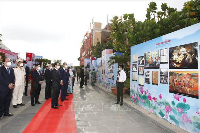 胡志明主席出国寻找救国之路110周年:胡志明市领导上香缅怀胡志明主席 ảnh 2 胡志明主席出国寻找救国之路110周年:胡志明市领导上香缅怀胡志明主席 ảnh 2