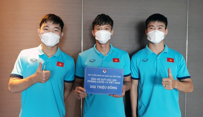 越南友好组织联合会和国家男子足球队捐款助力抗疫 ảnh 2 越南友好组织联合会和国家男子足球队捐款助力抗疫 ảnh 2