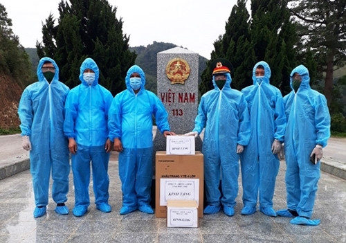 富寿省军事指挥部向老挝赠送防控新冠疫情的医疗物资 ảnh 1 富寿省军事指挥部向老挝赠送防控新冠疫情的医疗物资 ảnh 1