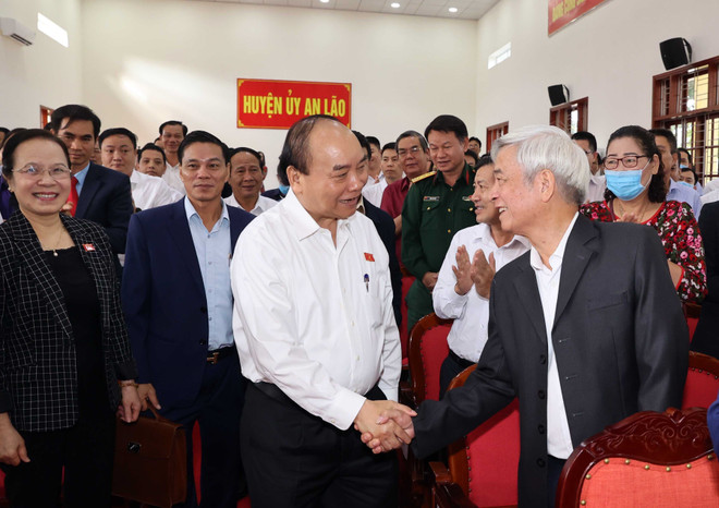 越南政府总理阮春福与海防市安老县选民接触 ảnh 1 越南政府总理阮春福与海防市安老县选民接触 ảnh 1