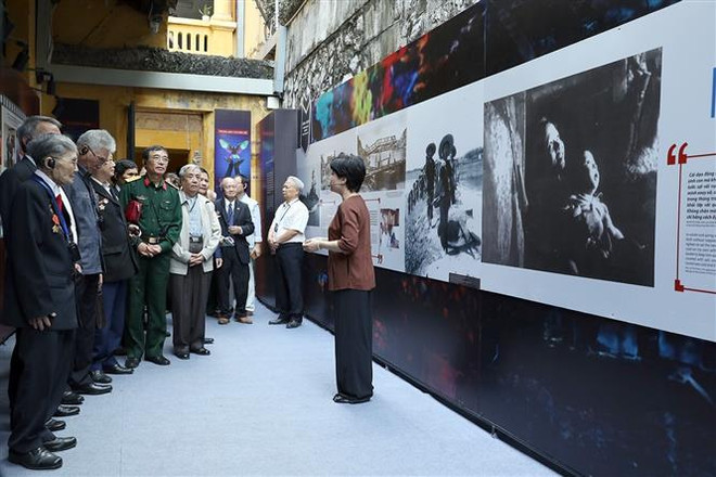 “让天空永远湛蓝”展览会在河内市火炉监狱遗迹区举行 ảnh 1