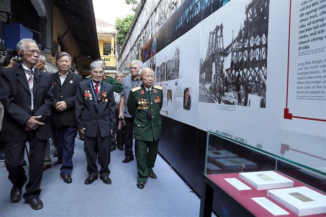 “让天空永远湛蓝”展览会在河内市火炉监狱遗迹区举行 ảnh 2