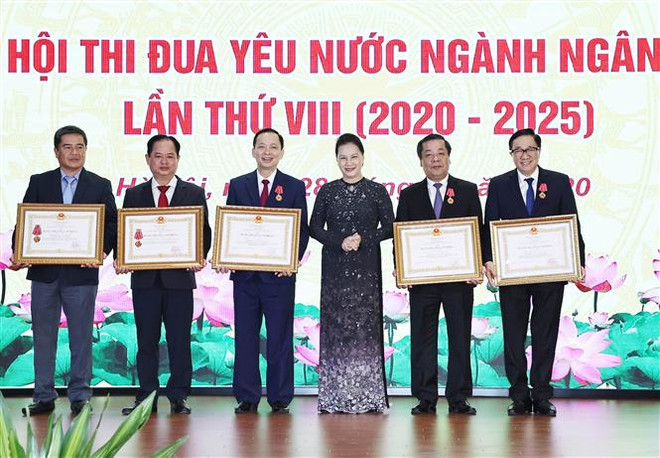 越南国会主席阮氏金银出席越南银行业爱国竞赛大会 ảnh 2 越南国会主席阮氏金银出席越南银行业爱国竞赛大会 ảnh 2