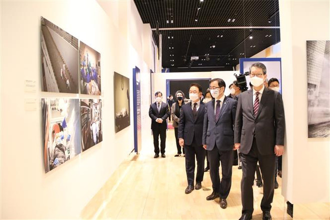 越通社参加有关新冠肺炎疫情的国际新闻图片展 ảnh 1