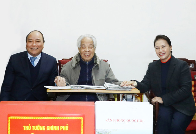 政府总理阮春福和国会主席阮氏金银春节前走访慰问原总书记杜梅 ảnh 1