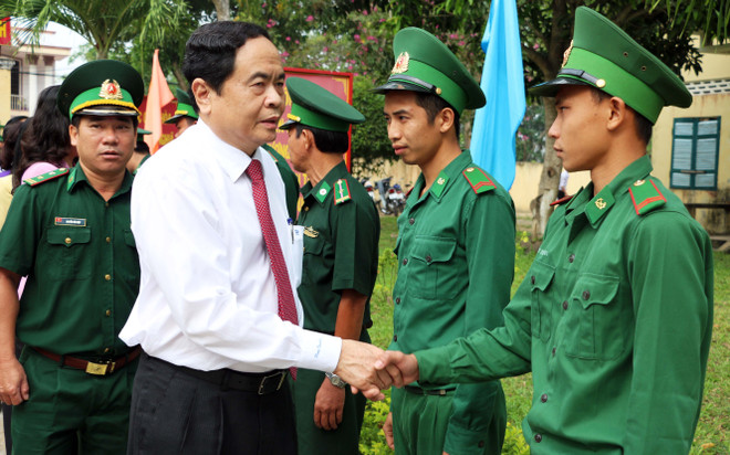 越南祖国阵线中央委员会主席陈青敏春节前走访慰问安江省边防部队和贫困群众 ảnh 1 越南祖国阵线中央委员会主席陈青敏春节前走访慰问安江省边防部队和贫困群众 ảnh 1