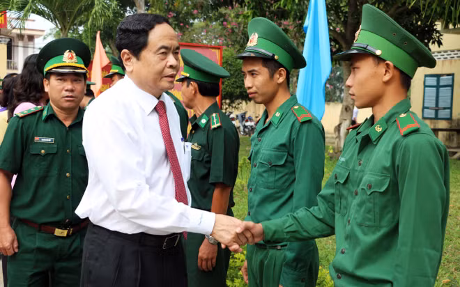 越南祖国阵线中央委员会主席陈青敏春节前走访慰问安江省边防部队和贫困群众 ảnh 1