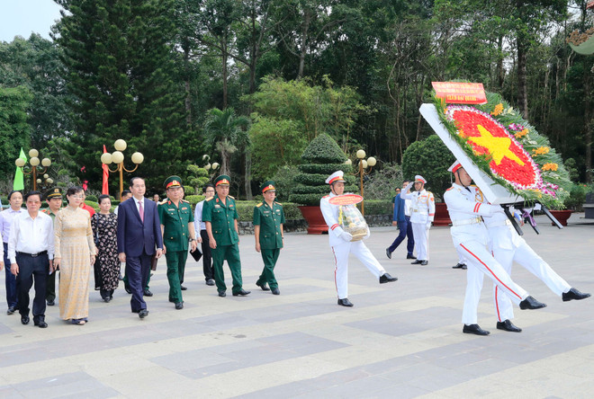 陈大光主席:进一步关心民众生活 为困难群众献上爱心 ảnh 1 陈大光主席:进一步关心民众生活 为困难群众献上爱心 ảnh 1