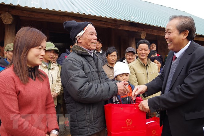 政府副总理张和平向和平省受灾群众赠送慰问品 ảnh 1 政府副总理张和平向和平省受灾群众赠送慰问品 ảnh 1