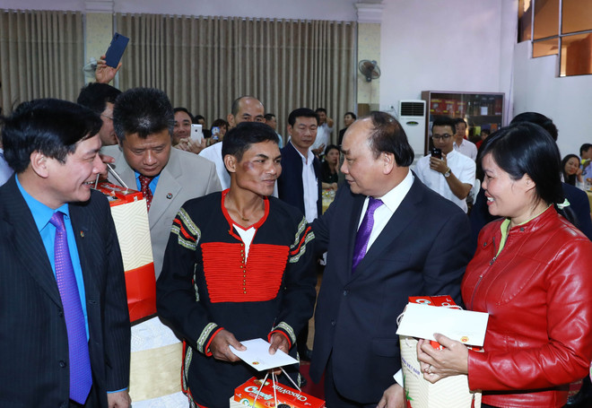 阮春福春节前探望慰问得乐省工人 ảnh 1 阮春福春节前探望慰问得乐省工人 ảnh 1