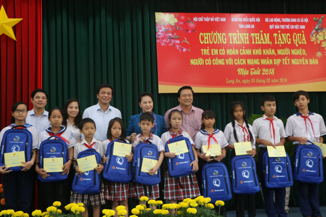 国会主席阮氏金银向隆安省优抚家庭和贫困群众拜年 ảnh 2