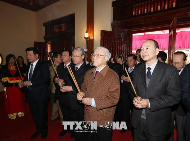 越共中央总书记阮富仲上香缅怀阮德景同志 ảnh 1  越共中央总书记阮富仲上香缅怀阮德景同志 ảnh 1