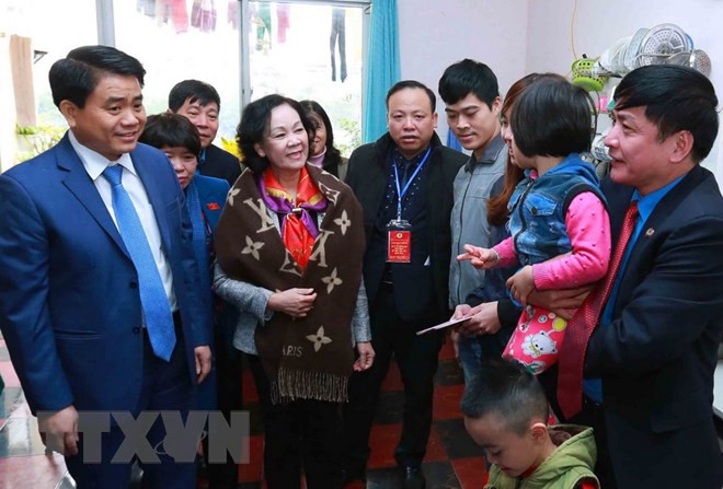 首都河内公民纷纷参加2018年团聚春节活动 ảnh 1