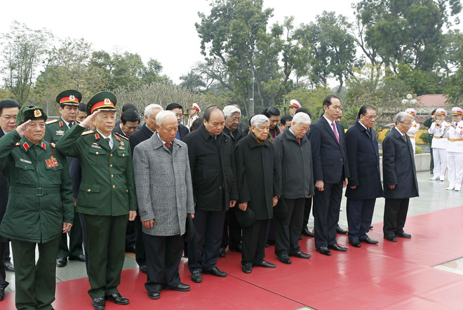 越南共产党建党88周年:越南党和国家领导人拜谒胡志明主席陵墓 ảnh 2 越南共产党建党88周年:越南党和国家领导人拜谒胡志明主席陵墓 ảnh 2