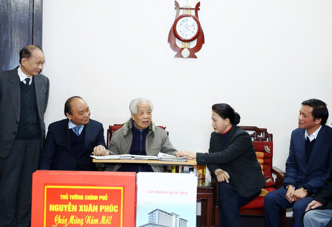 政府总理阮春福和国会主席阮氏金银春节前走访慰问原总书记杜梅 ảnh 2