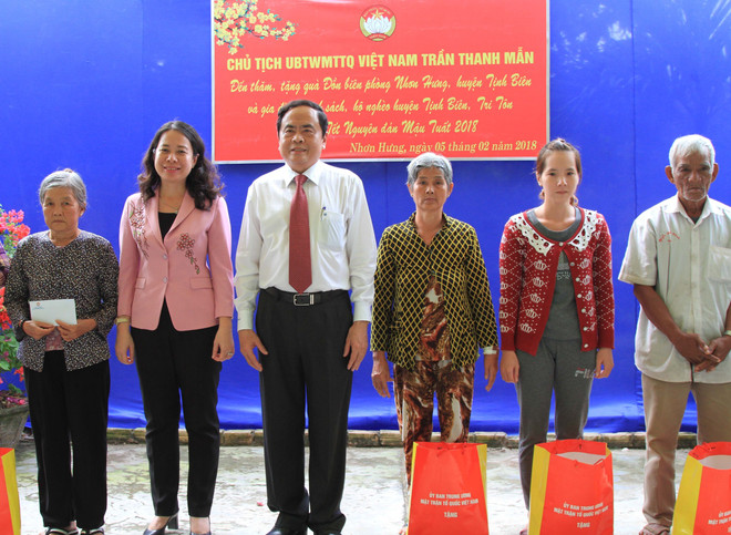 越南祖国阵线中央委员会主席陈青敏春节前走访慰问安江省边防部队和贫困群众 ảnh 2 越南祖国阵线中央委员会主席陈青敏春节前走访慰问安江省边防部队和贫困群众 ảnh 2