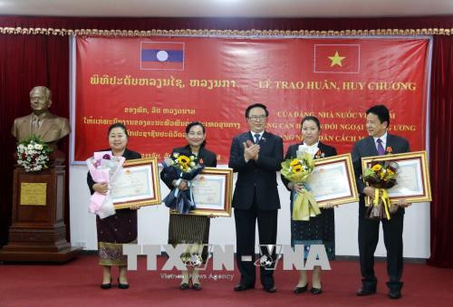 越南向老挝人民革命党中央对外部工作人员授予勋章和徽章 ảnh 1 越南向老挝人民革命党中央对外部工作人员授予勋章和徽章 ảnh 1