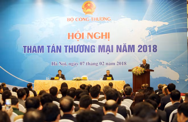 越南政府总理阮春福：商务参赞需主动帮助国内企业 ảnh 1