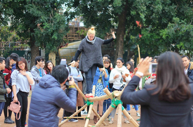 在越南的外国留学生欢乐体验越南传统春节活动 ảnh 2