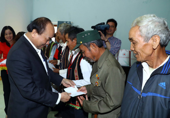 阮春福春节前走访慰问得农省困难群众及优抚对象 ảnh 2 阮春福春节前走访慰问得农省困难群众及优抚对象 ảnh 2