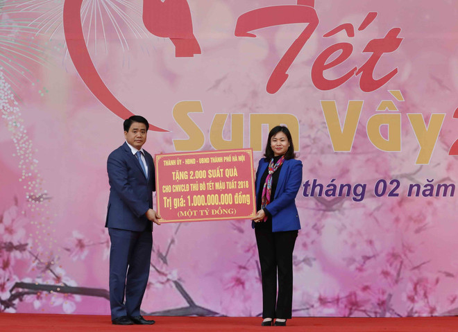 首都河内公民纷纷参加2018年团聚春节活动 ảnh 2