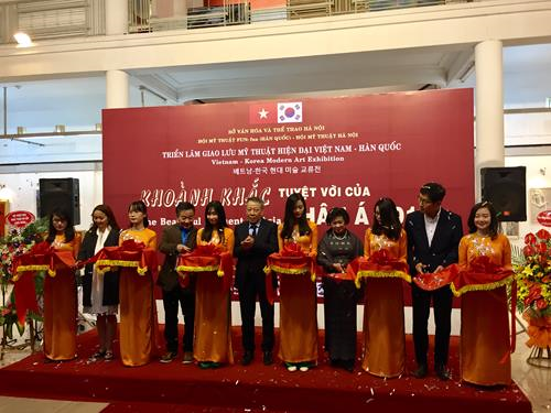 越南韩国现代美术展在河内开幕 ảnh 1